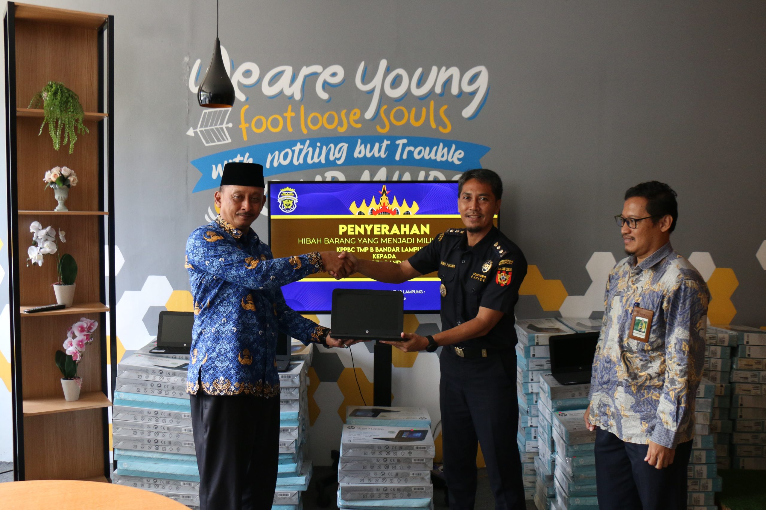 Dukung Kemajuan Dunia Pendidikan, Bea Cukai Lampung Hibahkan 178 Unit Laptop ke Pemerintah Kota Bandar Lampung